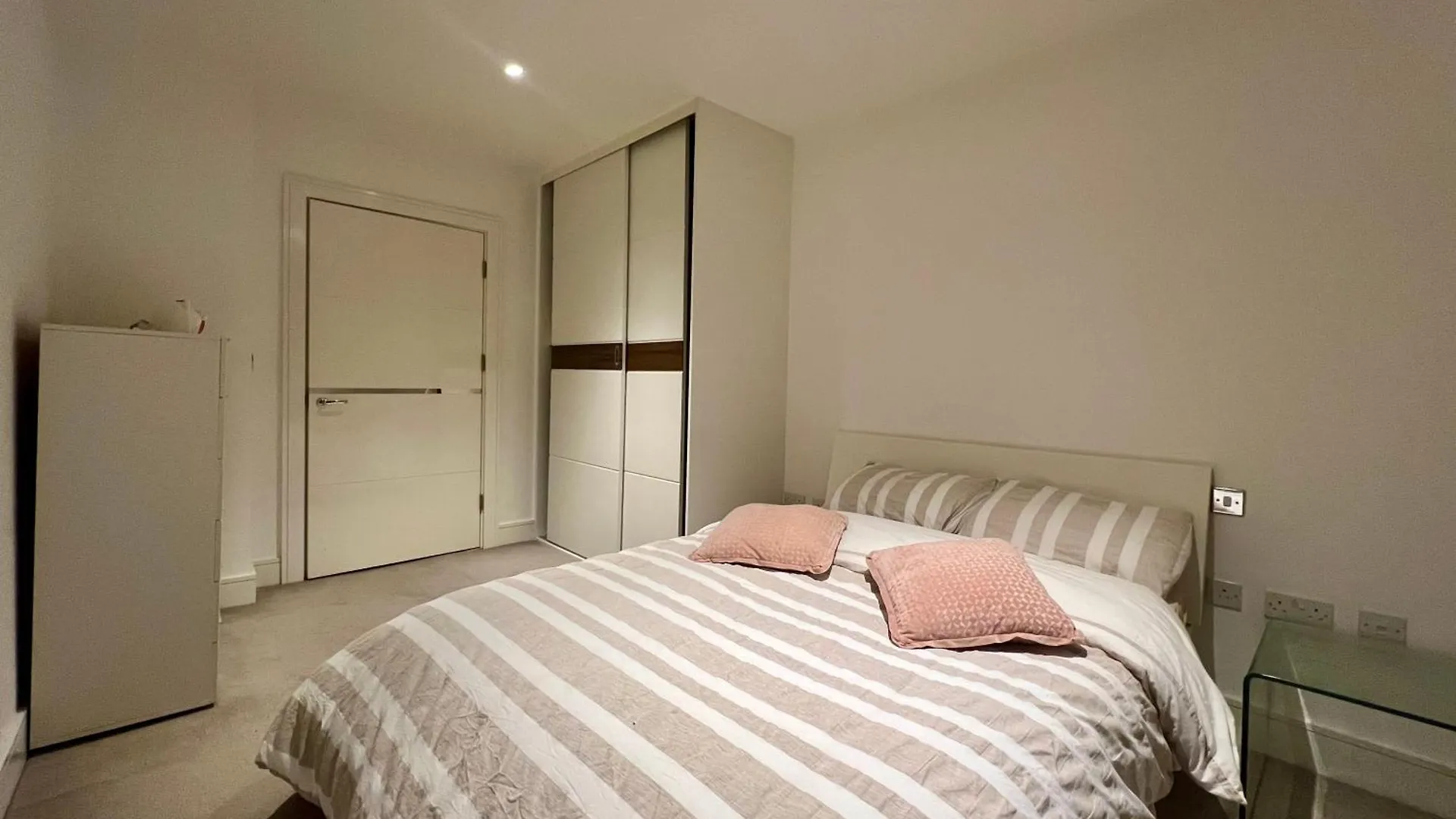 Spacious One-Bedroom Apartment In London