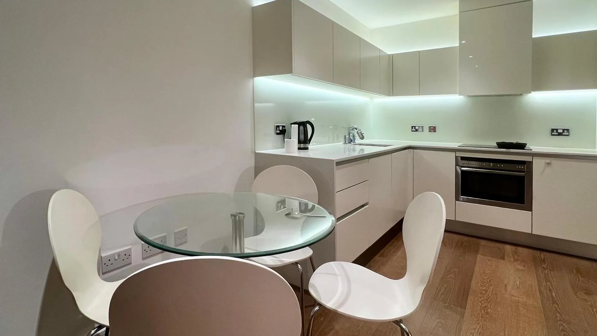 Spacious One-Bedroom Apartment In London location